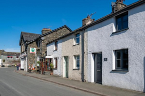 Potter's Lot - Staveley Village with bicycle storage